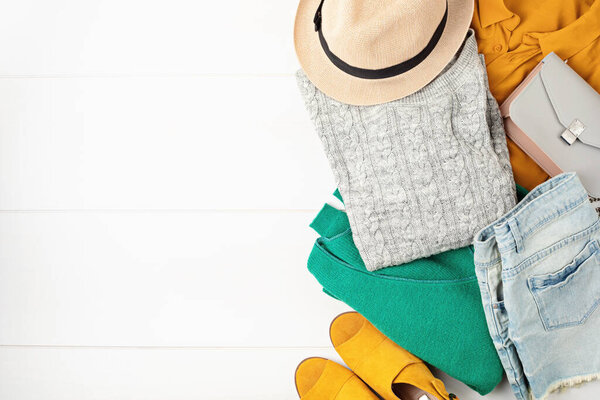 Идея гардероба. Круговая мода, экологически чистые устойчивые покупки, процветающая концепция магазина. Вид сверху на женский наряд.