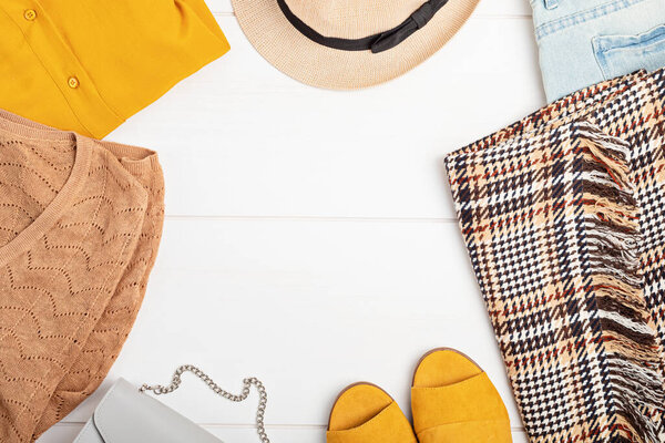 Идея гардероба. Круговая мода, экологически чистые устойчивые покупки, процветающая концепция магазина. Вид сверху на женский наряд.