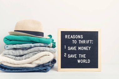 İkinci el kıyafet fikri. Dairesel moda, çevre dostu sürdürülebilir alışveriş, dükkan konsepti. Kadın kıyafeti.