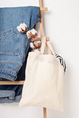 Organik pamuklu çanta ve kot pantolonlu bir model. Sürdürülebilir etik tüketim, sıfır israf, dairesel moda kavramı