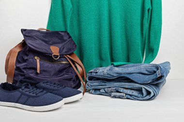 İkinci el kıyafet fikri. Dairesel moda, çevre dostu sürdürülebilir alışveriş, dükkan konsepti. Kadın kıyafeti.
