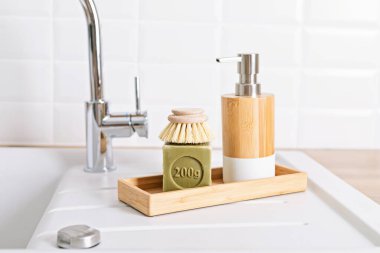 Ev temizliği zehirli değil, doğal ürünler. Mutfakta zeytinyağı sabunu ve fırçayla bulaşık yıkamak. Plastiksiz, sıfır atık, sürdürülebilir yaşam tarzı fikri