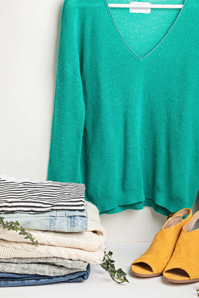 Идея гардероба. Круговая мода, экологически чистые устойчивые покупки, процветающая концепция магазина. Женский наряд.