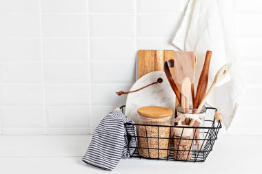 Çevre dostu mutfak gereçleri ve dekorasyon, sürdürülebilir etik yaşam tarzı, sıfır atık depolama, asgari modern mutfak iç dekorasyonu