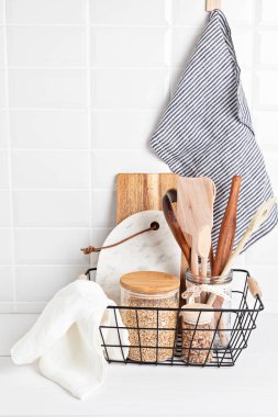 Çevre dostu mutfak gereçleri ve dekorasyon, sürdürülebilir etik yaşam tarzı, sıfır atık depolama, asgari modern mutfak iç dekorasyonu