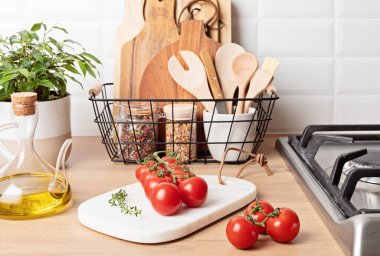 Çevre dostu mutfak gereçleri ve dekorasyon, sürdürülebilir etik yaşam tarzı, sıfır atık depolama, asgari modern mutfak iç dekorasyonu