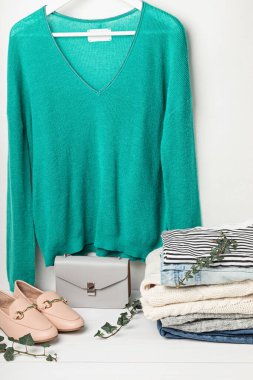 İkinci el kıyafet fikri. Dairesel moda, çevre dostu sürdürülebilir alışveriş, dükkan konsepti. Kadın kıyafeti.