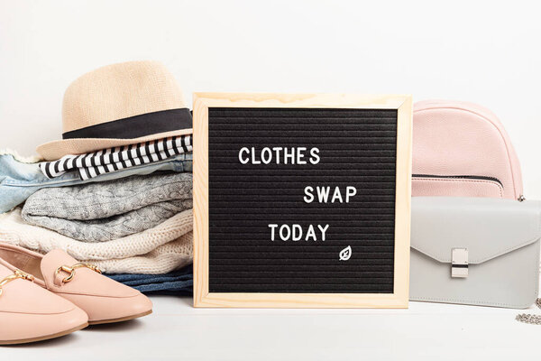 Идея гардероба. Круговая мода, экологически чистые устойчивые покупки, процветающая концепция магазина. Женский наряд.