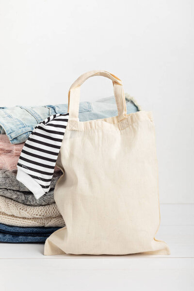 Идея гардероба. Круговая мода, экологически чистые устойчивые покупки, процветающая концепция магазина. Женский наряд.