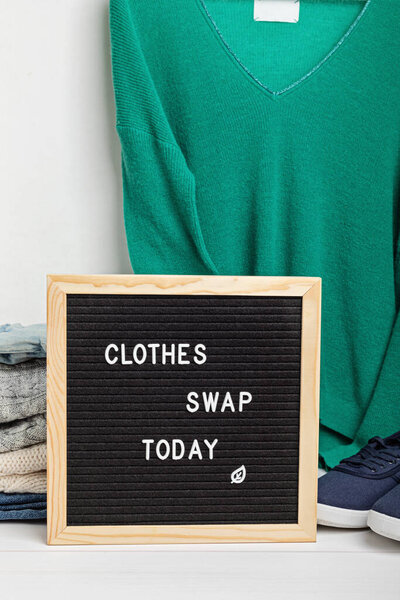 Идея гардероба. Круговая мода, экологически чистые устойчивые покупки, процветающая концепция магазина. Женский наряд.