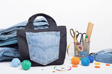 Eski kot pantolon yükseltme fikri. Kot yapımı, eski çamaşır geri dönüşümü, hobi, diy aktivitesi.