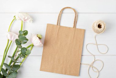 Kraft kese kağıdı modeli. Markalaşma, sürdürülebilirlik, çevre dostu yaşam tarzı. Üst manzara, düz uzanma