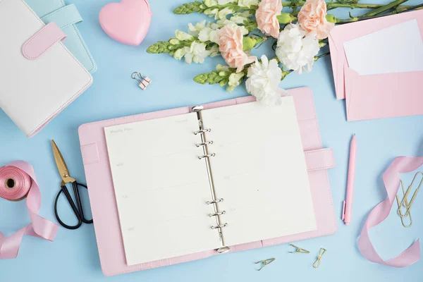 Home office desktop en bloemen. Moderne werkruimte met notebook. Freelance business, organisatie, huwelijksplanning — Stockfoto