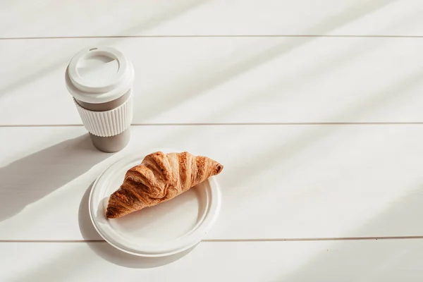 Ζεστός καφές εν κινήσει και κρουασάν για πρωινό. Βιοδιασπώμενα, επαναχρησιμοποιήσιμα κύπελλο takeaway — Φωτογραφία Αρχείου