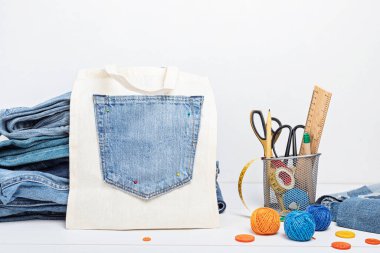 Eski kot pantolon yükseltme fikri. Kot yapımı, eski çamaşır geri dönüşümü, hobi, diy aktivitesi.