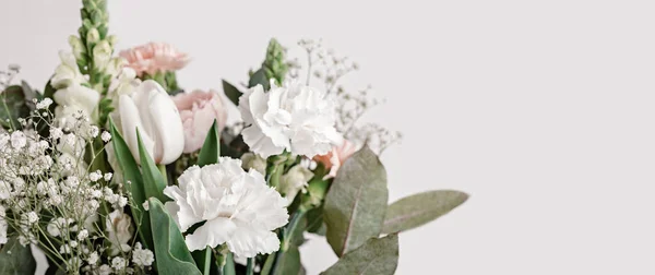 밝은 배경 위에 장미꽃 꽃다발을 복사 공간으로. Bridal bouquet, online blog header — 스톡 사진