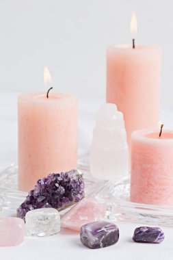 Çakra kristalleri terapisi. Alternatif ritüeller, refah, meditasyon ve sığınak için değerli taşlar.