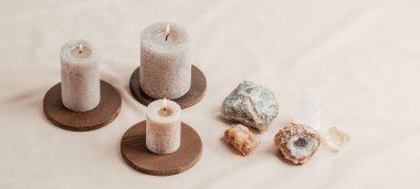 Çakra kristalleri terapisi. Alternatif ritüeller, refah, meditasyon ve sığınak için değerli taşlar.