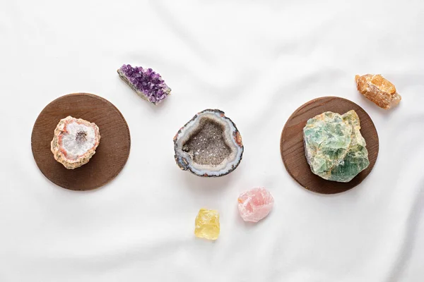 Curando cristales de chakra reiki. Piedras preciosas para el bienestar, el destress, la meditación, la relajación — Foto de Stock