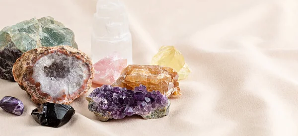 Healing reiki chakra crystals. Gemstones for wellbeing, destress, meditation, relaxation — Stock Photo, Image