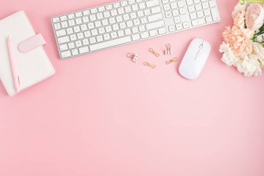 Ofis masası ve çiçekler. Defterli modern çalışma alanı, ofis sabit