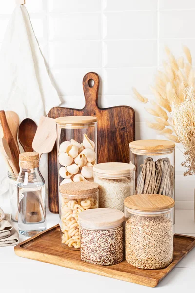 Surtido de cereales y pasta en frascos de vidrio y utensilios de cocina de lana. Idea cero residuos — Foto de Stock