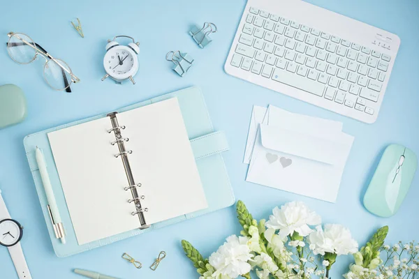 Home office desktop en bloemen. Moderne werkruimte met notebook. Freelance business, organisatie, huwelijksplanning — Stockfoto