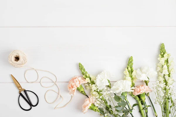 Blommig dekoration master class, kreativ verkstad, brudbukett. Bukett gör i blomsteraffär — Stockfoto