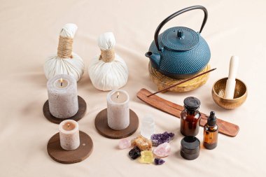 Çakra kristalleri terapisi. Alternatif ritüeller, refah, meditasyon ve sığınak için değerli taşlar.