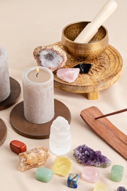 Çakra kristalleri terapisi. Alternatif ritüeller, refah, meditasyon ve sığınak için değerli taşlar.