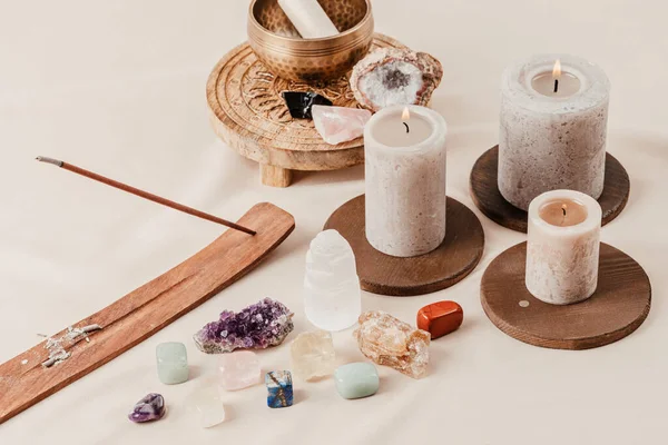 Terapia curativa de cristales de chakra. rituales alternativos, piedras preciosas para el bienestar, la meditación, el destress — Foto de Stock