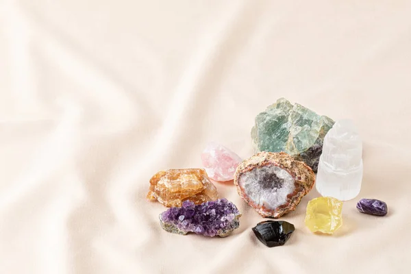 Curando cristales de chakra reiki. Piedras preciosas para el bienestar, el destress, la meditación, la relajación — Foto de Stock