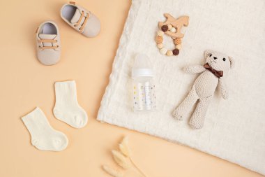 Cinsiyeti belirsiz bebek ayakkabıları ve aksesuarları. Organik yeni doğan modası