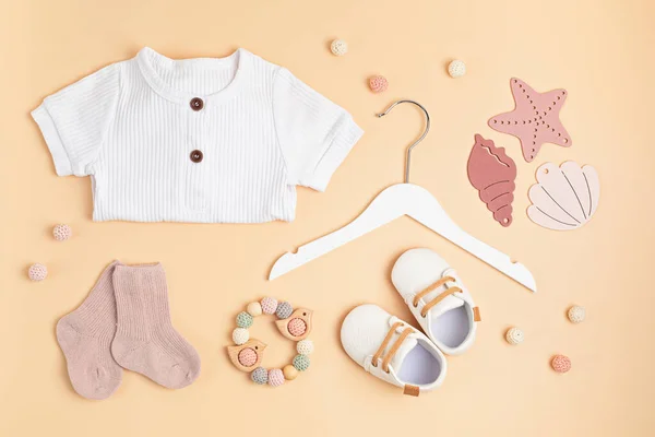 Płeć neutralna odzież dla niemowląt, zabawki i akcesoria. Odzież z bawełny organicznej dla noworodka — Zdjęcie stockowe