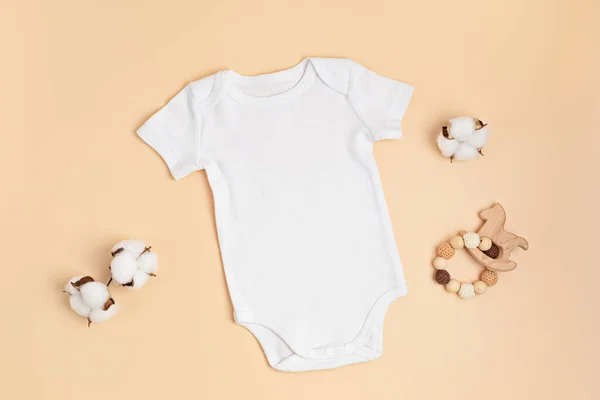 Mockup van witte baby bodysuit gemaakt van biologisch katoen met eco vriendelijke baby accessoires — Stockfoto