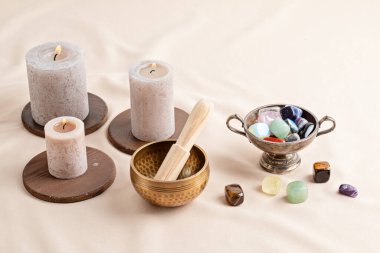 Çakra kristalleri terapisi. Alternatif ritüeller, refah, meditasyon ve sığınak için değerli taşlar.