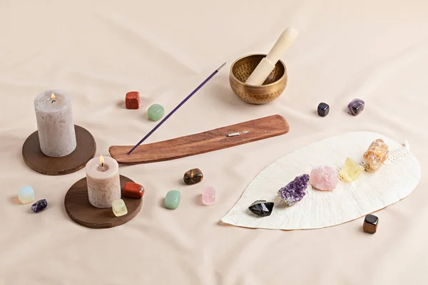 Terapia curativa de cristales de chakra. rituales alternativos, piedras preciosas para el bienestar, la meditación, el destress — Foto de Stock
