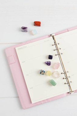 Reiki çakra kristallerini iyileştiriyorum. Gemstones refah, durak, meditasyon, rahatlama için