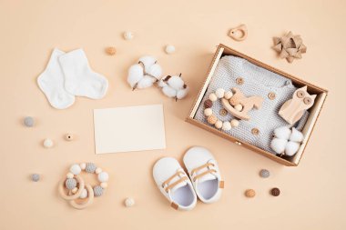 Cinsiyet ayrımı olmayan bebek kıyafetleri ve aksesuarlarıyla hediye sepeti. Yeni doğmuş organik pamuklu giysilerle dolu bakım kutusu.