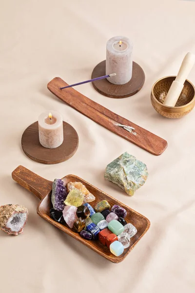 Terapia curativa de cristales de chakra. rituales alternativos, piedras preciosas para el bienestar, la meditación, el destress —  Fotos de Stock