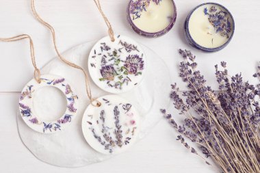 Botanik ve esans yağlarıyla kokulu soya yağı kesesi. Doğal el yapımı oda spreyi.