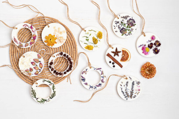 DIY scented soy wax sachet with botanicals and essencial oils. Natural handmade air freshener