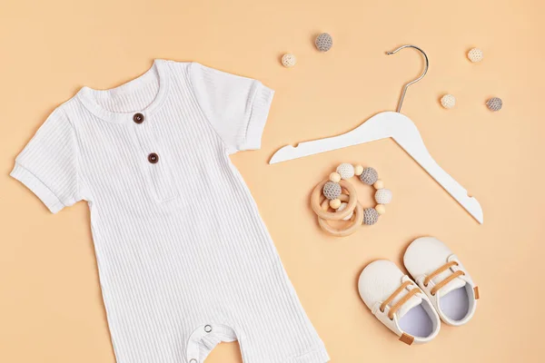 Maquette de body pour bébé blanc en coton biologique avec accessoires pour bébé respectueux de l'environnement — Photo