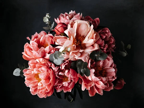 Pinkfarbene Pfingstrosen vor dunklem Hintergrund. Stimmungsvolles Bild im floralen Barockstil — Stockfoto
