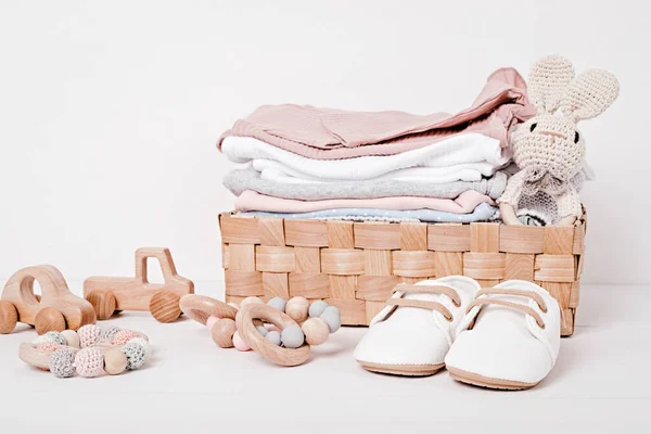 Vêtements bébé et enfant en boîte. Une idée de vêtements d'occasion. Mode circulaire, idée de don — Photo