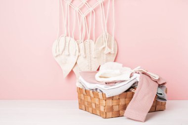 Bebek ve çocuk kıyafetleri kutuda. İkinci el kıyafet fikri. Dairesel moda, bağış, çevre dostu sürdürülebilir yaşam tarzı, dükkan konsepti.