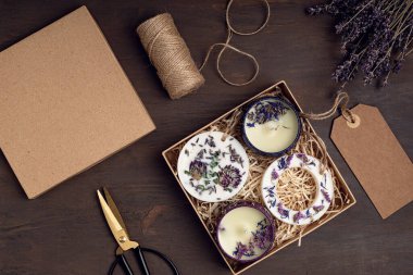 Kese, soya ya da arı cilası, botanik ve esans yağlarından yapılmış. Dolaplar ve çekmeceler için doğal el yapımı oda spreyi. Düğün hediyeleri, hediyeler, kokulu balmumu tabletler.