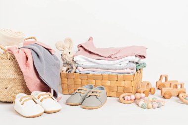 Bebek ve çocuk kıyafetleri kutuda. İkinci el kıyafet fikri. Dairesel moda, bağış, çevre dostu sürdürülebilir yaşam tarzı, dükkan konsepti.