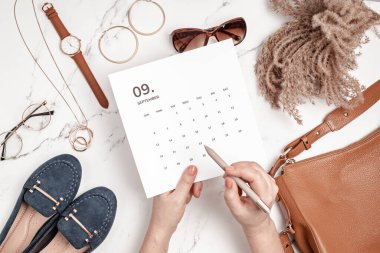 Eylül ayı için takvim ve kadın moda aksesuarlarıyla yatıyordu