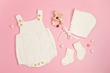 Çevre dostu bebek aksesuarlarıyla organik pamuktan yapılmış beyaz bebek tulumu. Marka, logo ve reklam için tulum şablonu. Düz yatış, üst görünüm